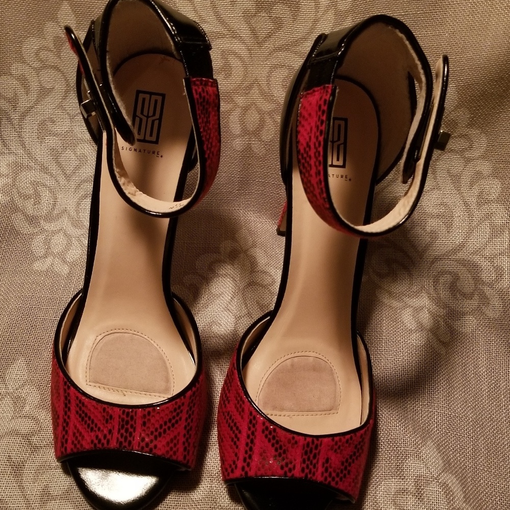 *****SOLD ***Red/Black Pumps